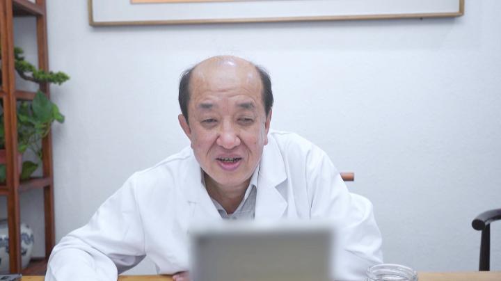 抽动症，抓一把天麻煮成水，把“肝风”从头清到脚，孩子抽动越来越少！在门诊治疗