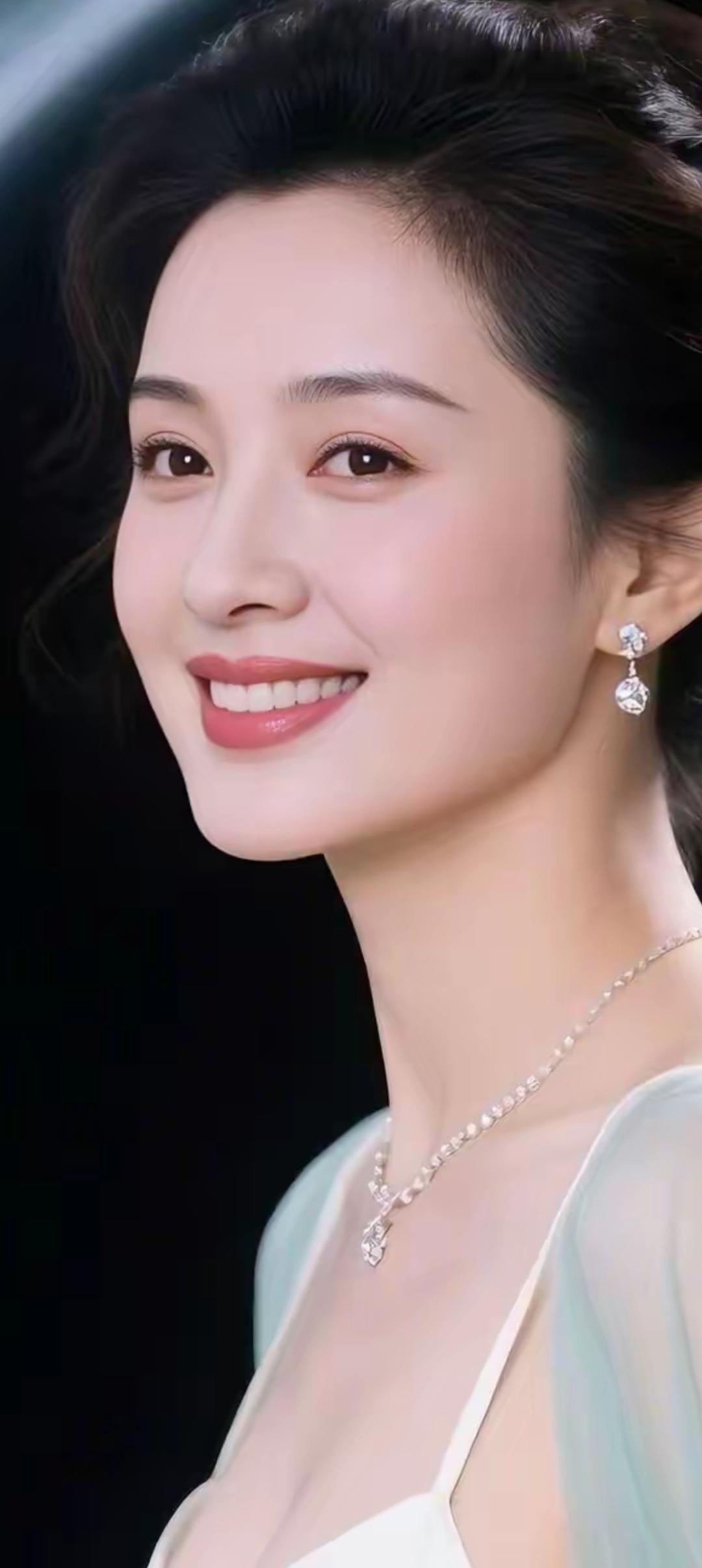 优雅微笑，闪耀珠宝，尽显迷人魅力！