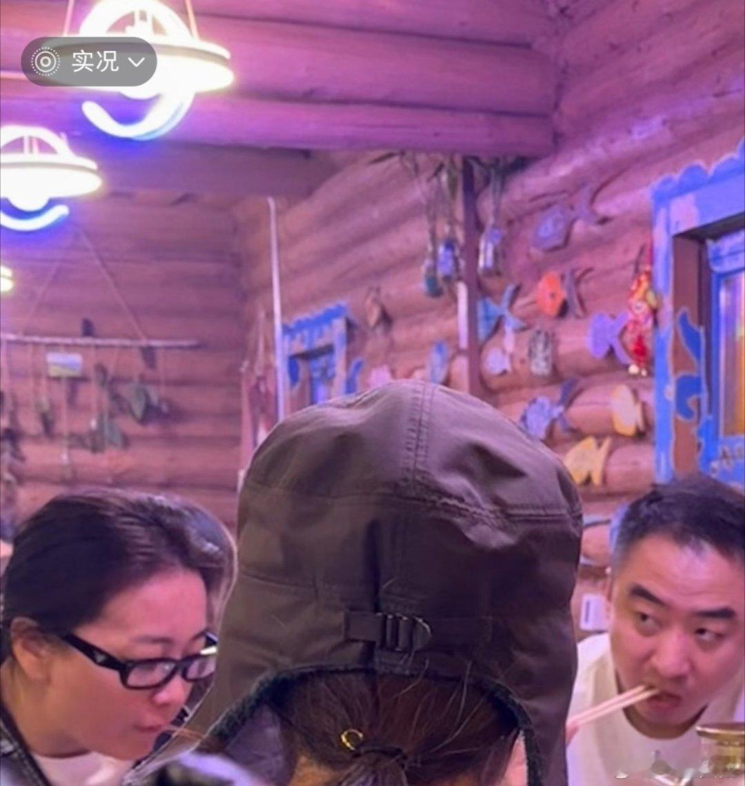 斐玲你俩是在新疆度蜜月吗