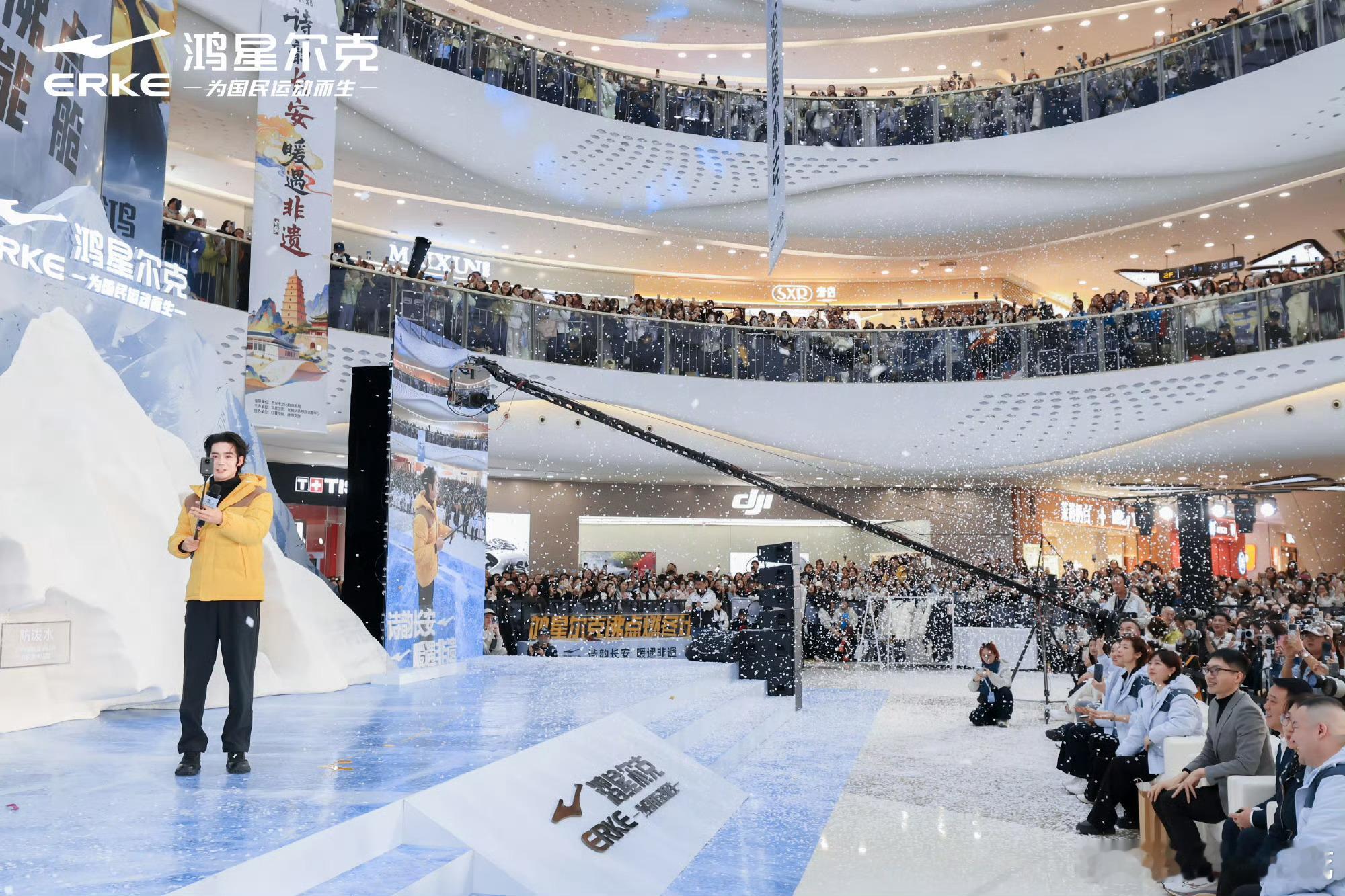 哇帅哥送温暖来了，英俊潇洒帅气的于适来了不许走哇，暖和了再说