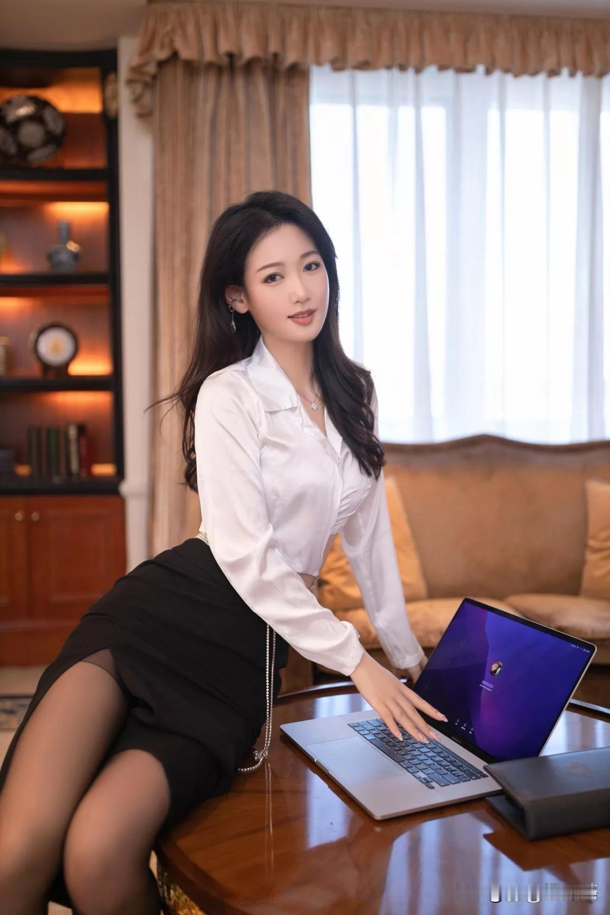 唐安琪黑丝+红底高跟鞋真的好丝滑迷人！