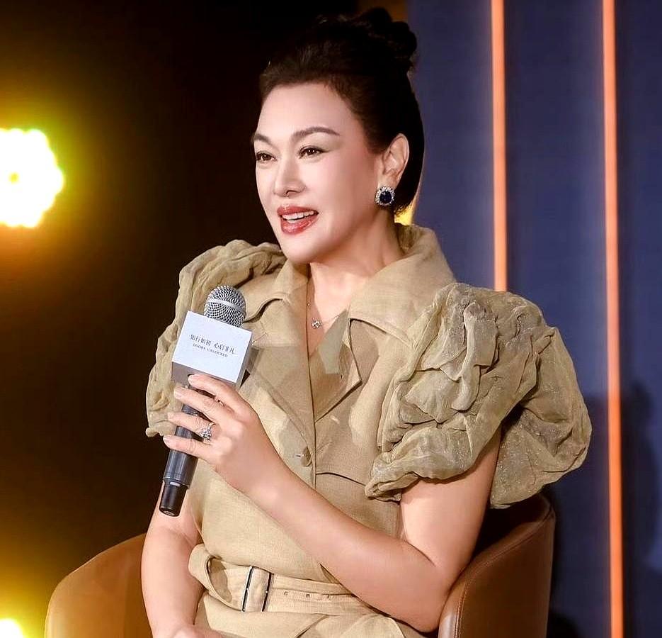 8月8日，62岁知名演员史可，她套着卡其色长裙，端起香槟杯跟圈里朋友挨个碰杯。