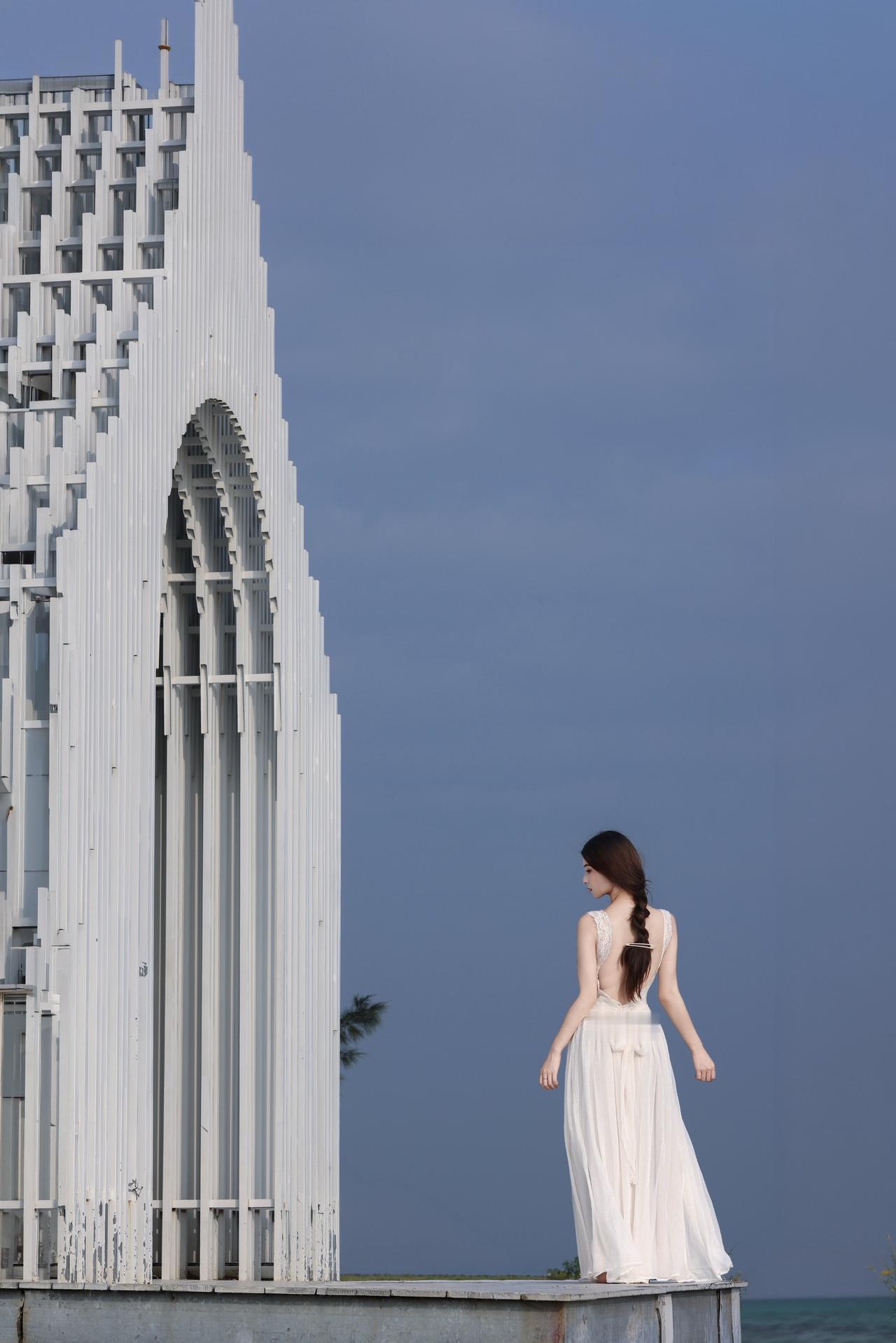 布达佩斯白裙教堂拍照海边飘逸长裙海边婚纱白裙子