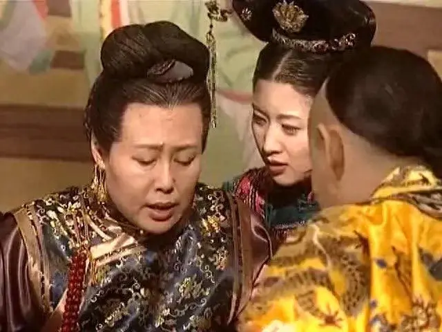 1688年，75岁的孝庄病逝，一手带大的孙子康熙，伏在她身上嚎啕大哭，哭得上气不
