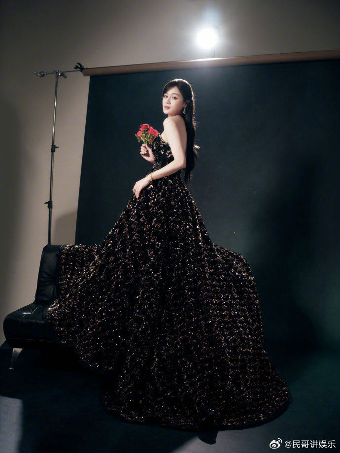 叶一茜裙子好闪叶一茜上浪姐美得好陌生叶一茜的浪姐造型太迷人了！复古抹胸裙闪烁着