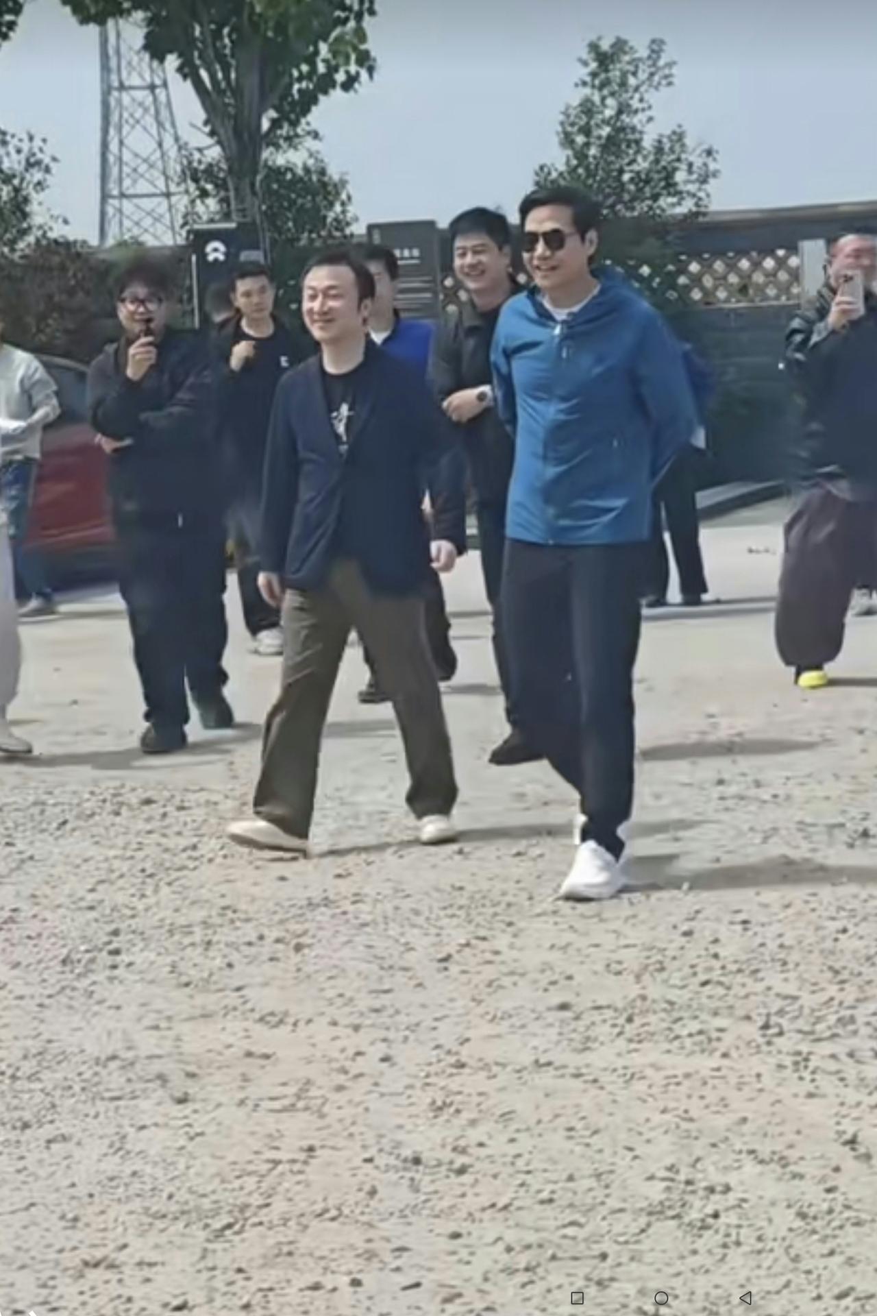 雷哥今天坐测试车到山东临沂高速休息区受到小米车友会粉丝欢迎，有四个小细节挺逗的哦