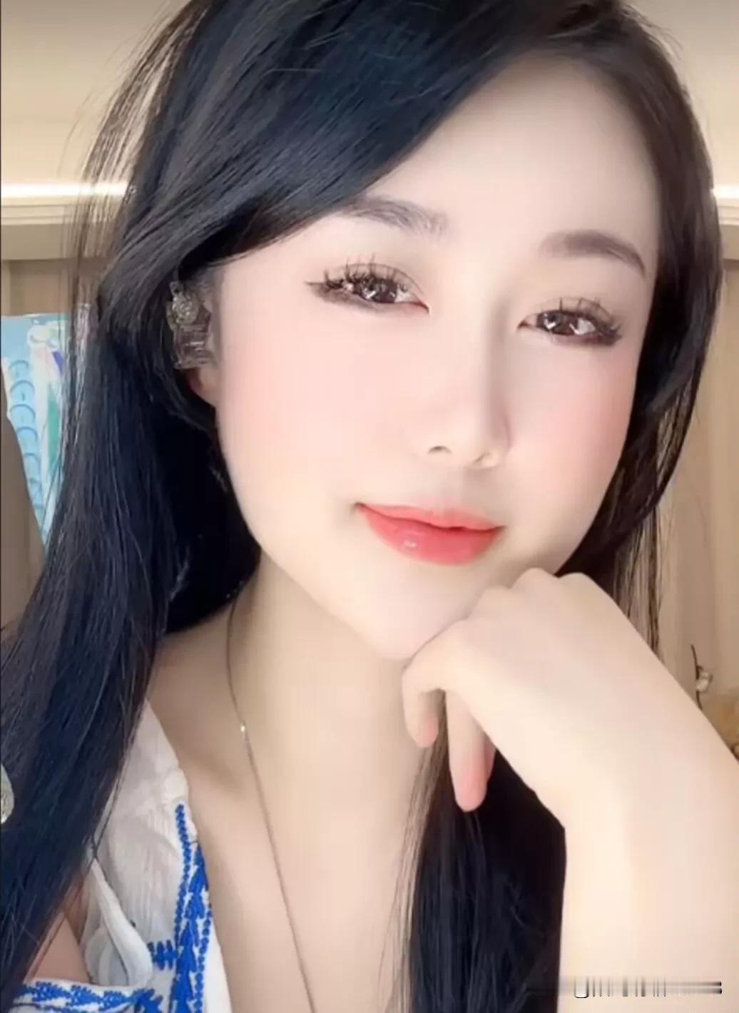 男人动了情的表现一、舍得付出，只要你想要什么他都会满足你的愿望二、他会给你