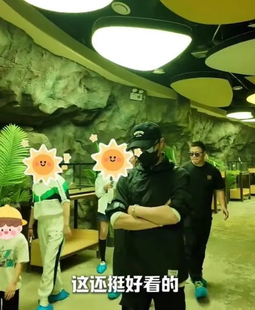 父亲节最忙的就是汪峰了，一人带仨娃累到不想动！汪峰感情先不说，对章子怡孩子