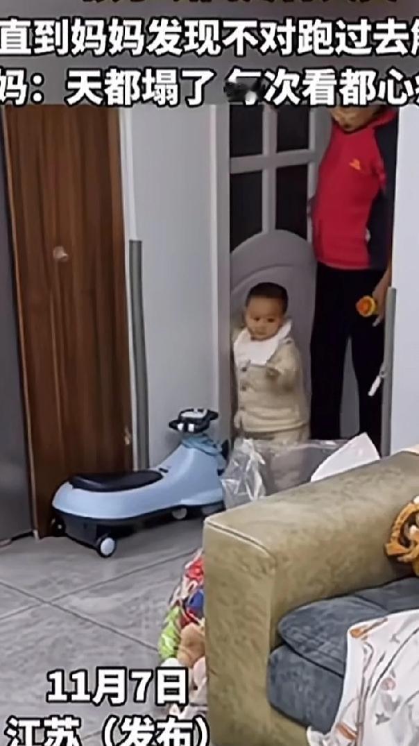 真急死人！孩子哇哇直哭，这当奶奶的就不知道看看孩子哭的原因，还傻呼呼站在那一动不