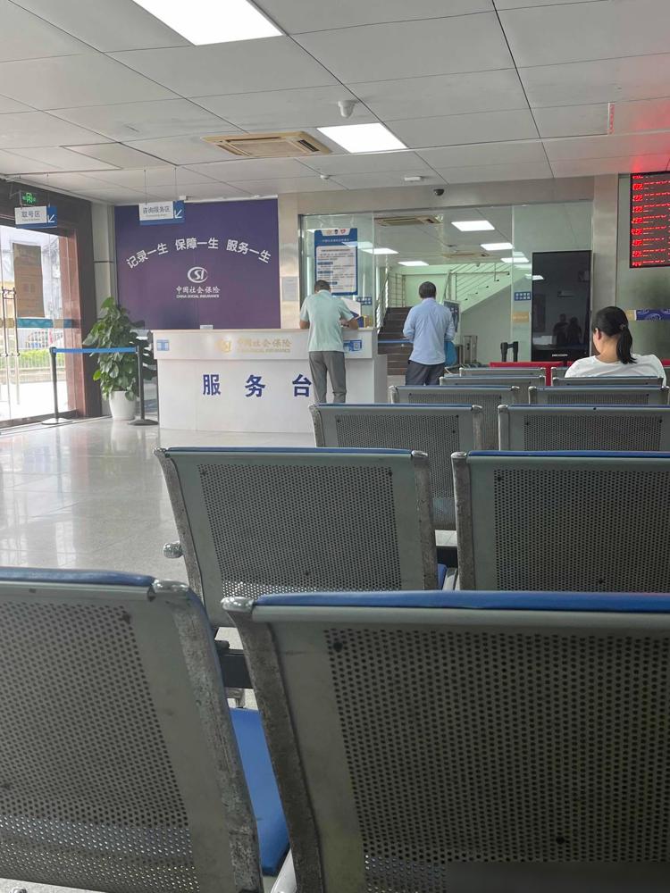 父亲每月退休金5200，突然心梗走了。去社保局结算，我才懂全网最大的谎言。5