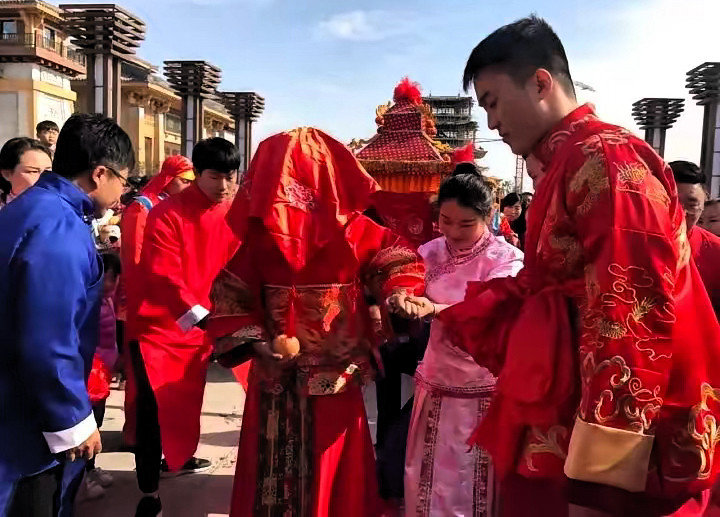 河南的一场婚闹事件。新郎在结婚之前就一直被对方计算着彩礼，最后还是被自己打脸因为一起关于婚事的事情，
