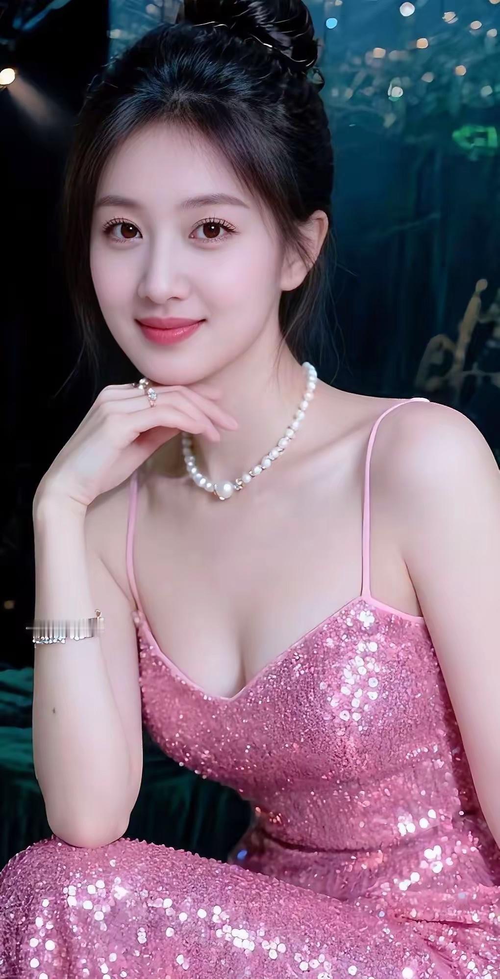 粉衣美人，珠光玉色。