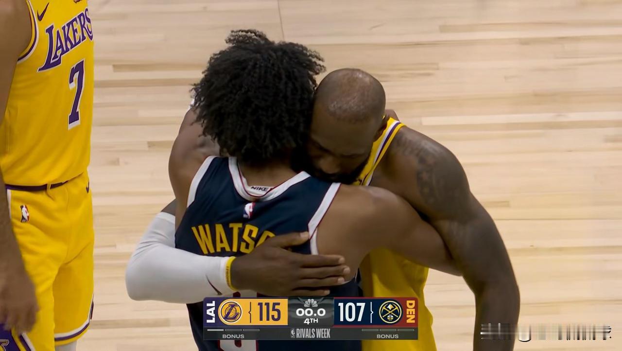 湖人巨星詹姆斯真是太欣赏后辈沃特森了！在今天湖人客场以115：107力克掘金的赛