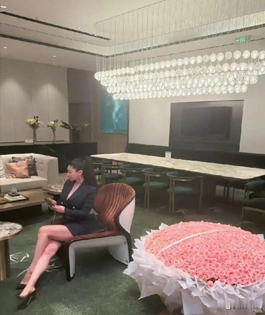 谢贤走后，前女友Coco彻底不装了，好像当年离婚后的汪小菲。鸽血红戒指、祖母绿
