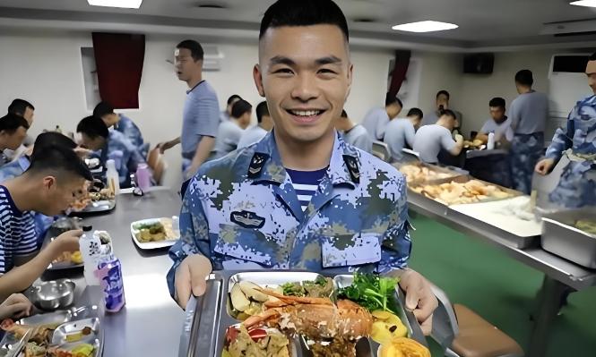航母有多难养？山东舰编制几千人，食堂一天做七顿饭，顿顿都很丰盛，光是每天伙食费高