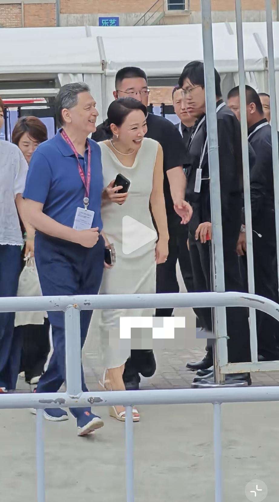 8月9日，陈冲到北京参加第38届百花奖，入场时被拍到，65岁的年纪竟然穿了白色的