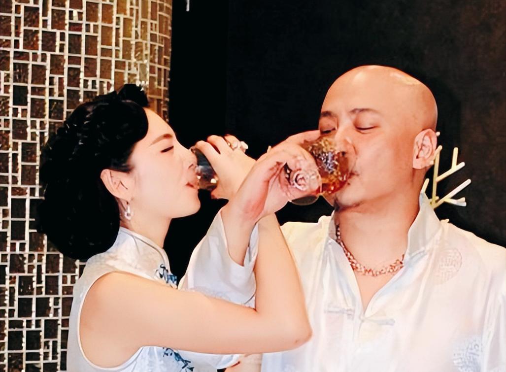 2011年，导演王全安瞒着有孕在身的女友，和张雨绮相约于东北菜馆。那时余男刚