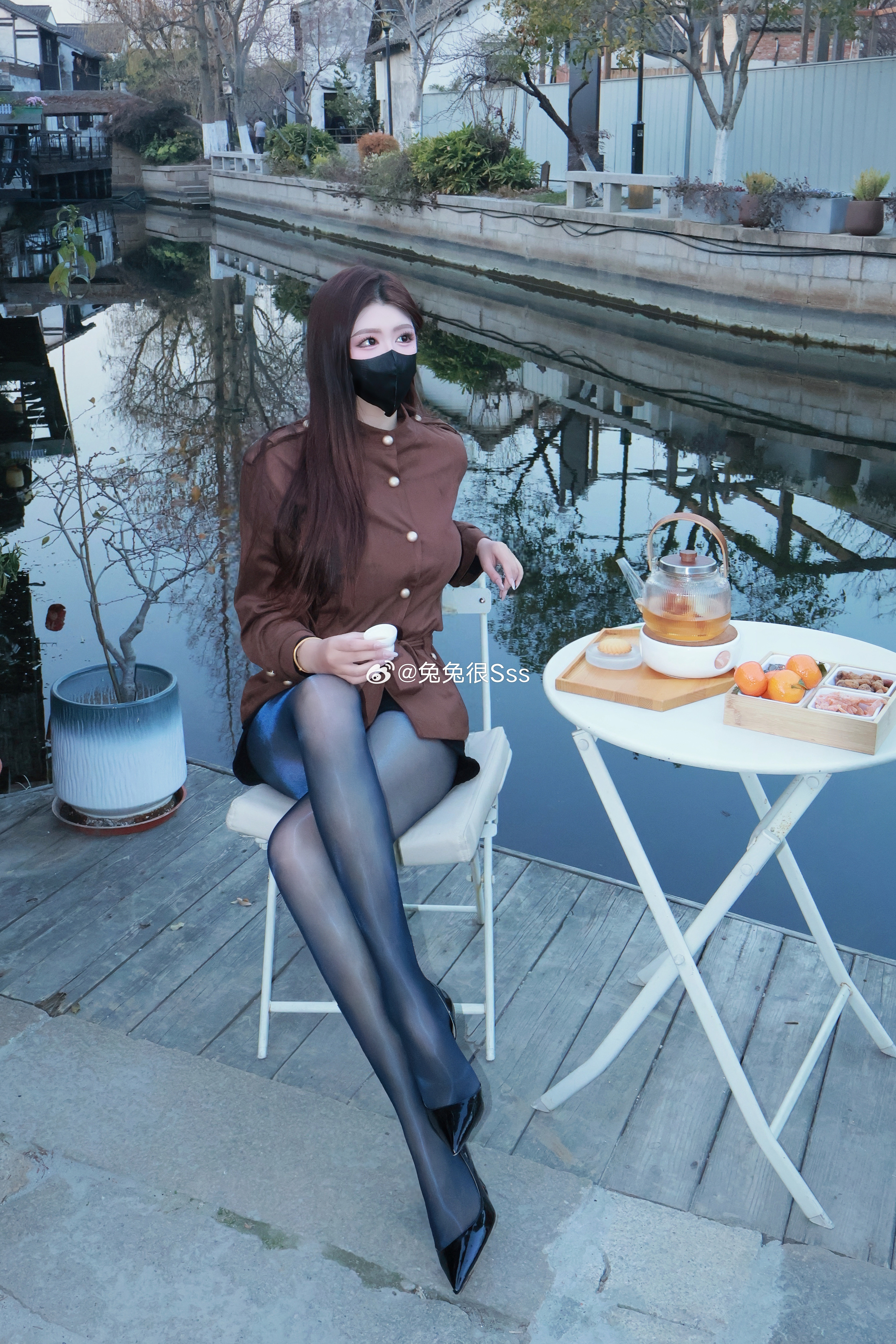 周四的硬帅是焦糖的外套🧥爱惨了🫶🏻那一抹极光蓝袜～今天穿什么ootd