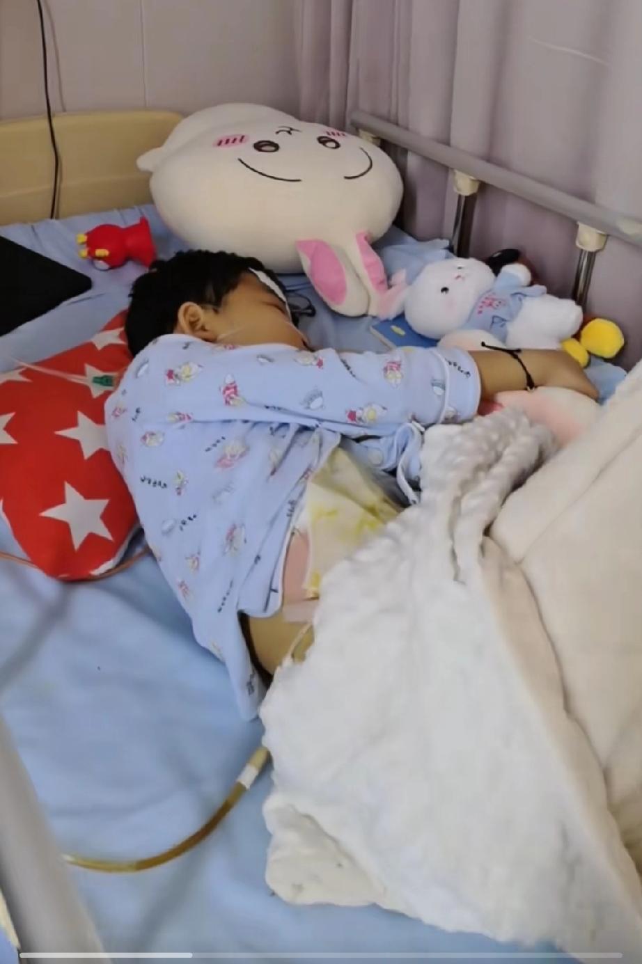 真相来了，医生一口气切除儿童6个器官细节：1、男孩校园玩耍时被碰，腹痛不止