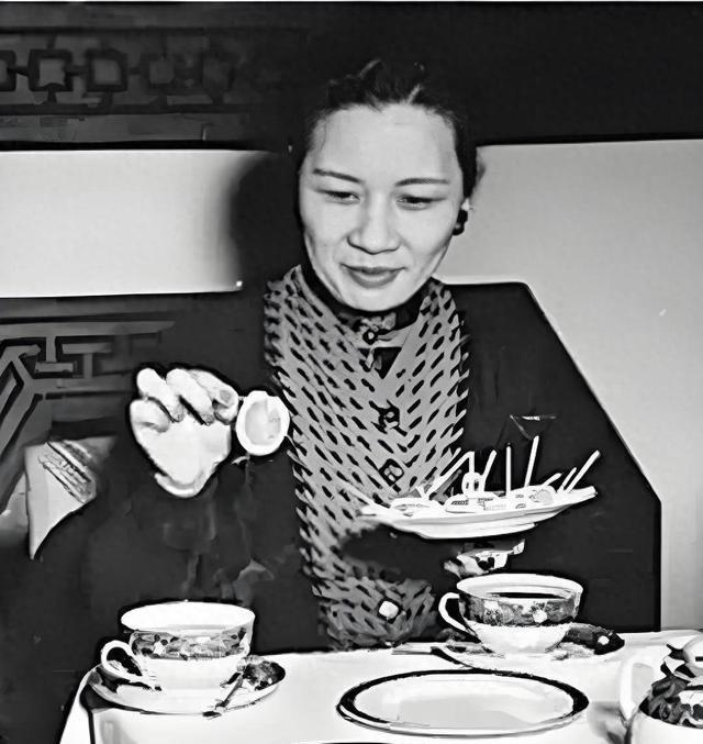 2003年10月，宋美龄病逝于美国，在她死后，身边的随从遣返回台，其中包括伺候了