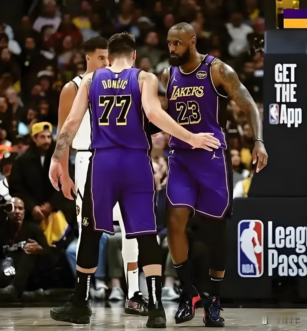 高龄的老詹+身体走样的77，这支湖人没有任何希望！就是阵容不行，水平下降，多