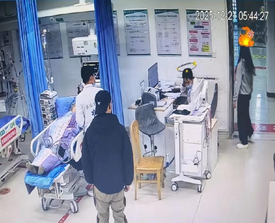 四川西昌，女子带朋友去医院看病，她见到医生先救治重症患者，而忽略朋友，女子争执等