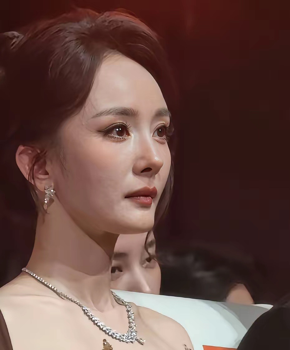 杨幂后槽牙怕是都要咬碎了拼颜值，她不差。拼资源，她更不用愁。拼演技，这些年也一直