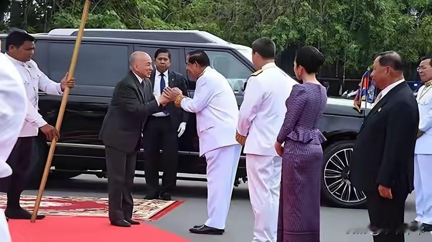 国王西哈莫尼在此，洪森退位，纵然洪森掌握实际的军政大权却仍然是臣，而国王是君，站