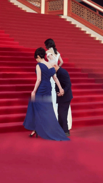 张子枫还是太年轻了，牛犇老爷子毕竟90高龄了，张子枫只顾自己在前面走，也没说去扶