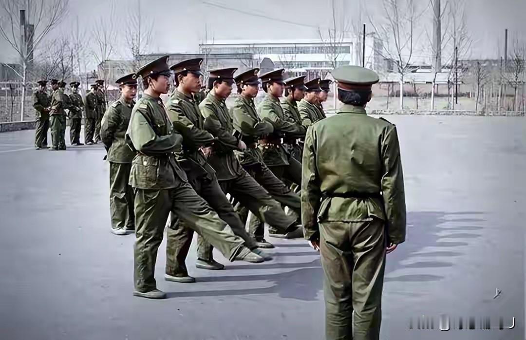 91年，新兵小张趴在泥坑里修水管时，怎么也没想到，恰巧撞见路过的、沾亲带故的远房