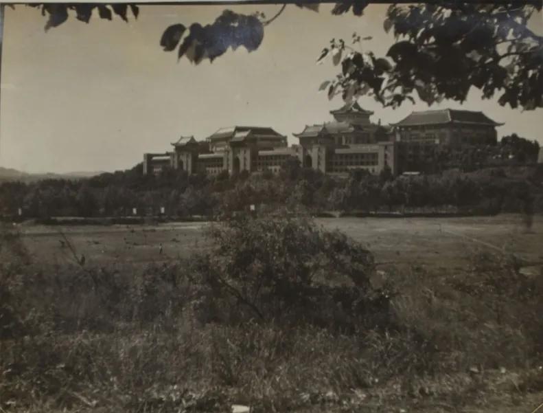 1942年，日本随军摄影师柏原英一拍摄的几张武汉大学的照片，这个时候的武大已经成