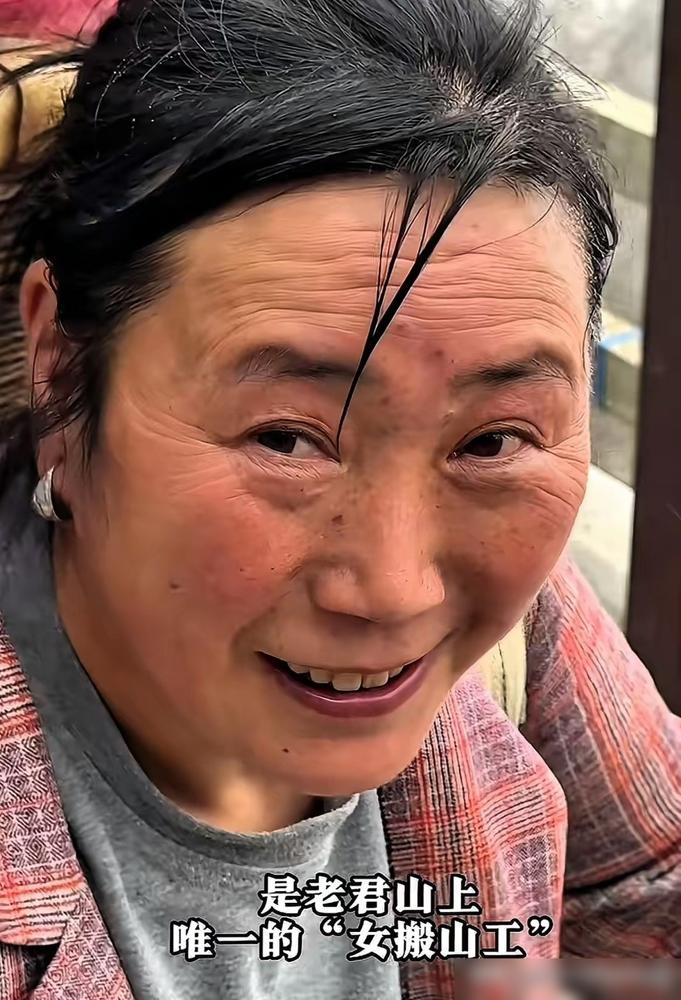 河南洛阳，女子在老君山当挑山工11年，每天背起200斤货物上山，记者问她干到什么