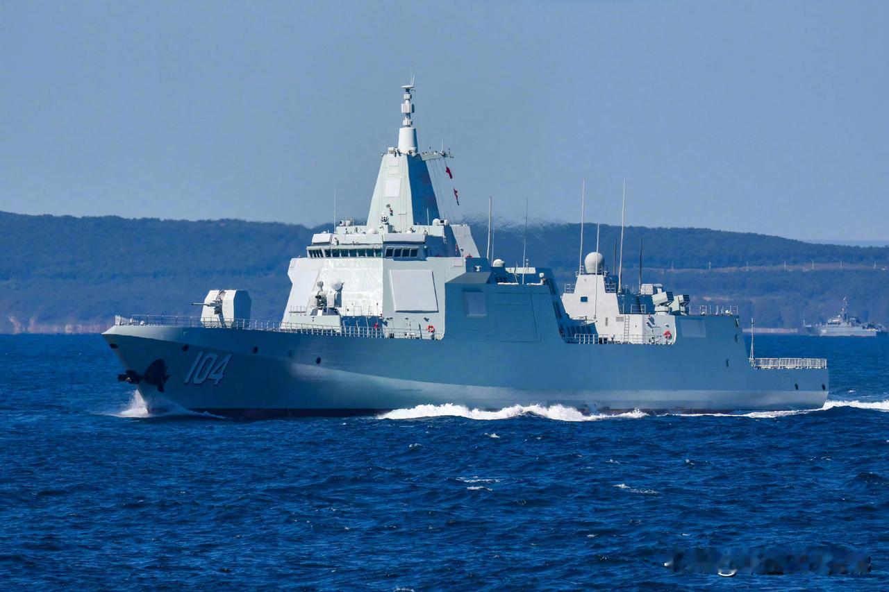 大伙快看，中国海军055型万吨大驱104号无锡舰，首次公开大方自信的展示，国产鹰