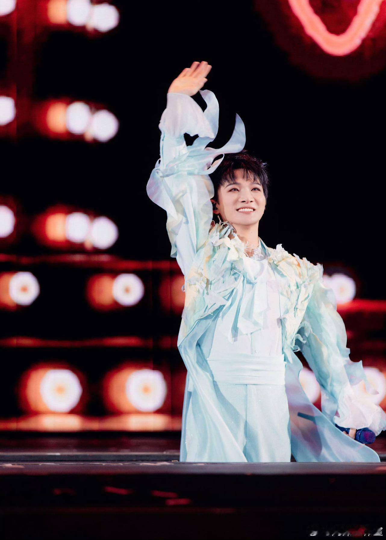 周深首次跨年演唱会周深首位内地歌手登香港启德主场翘首以盼的不仅是演唱会，更是启