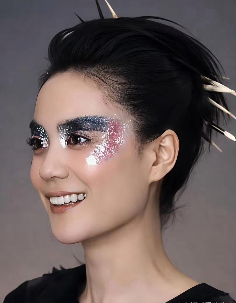 王菲牙齿状态太出众，整齐洁白透亮，精致牙色和自身清冷气质完美契合，氛围感十足越看