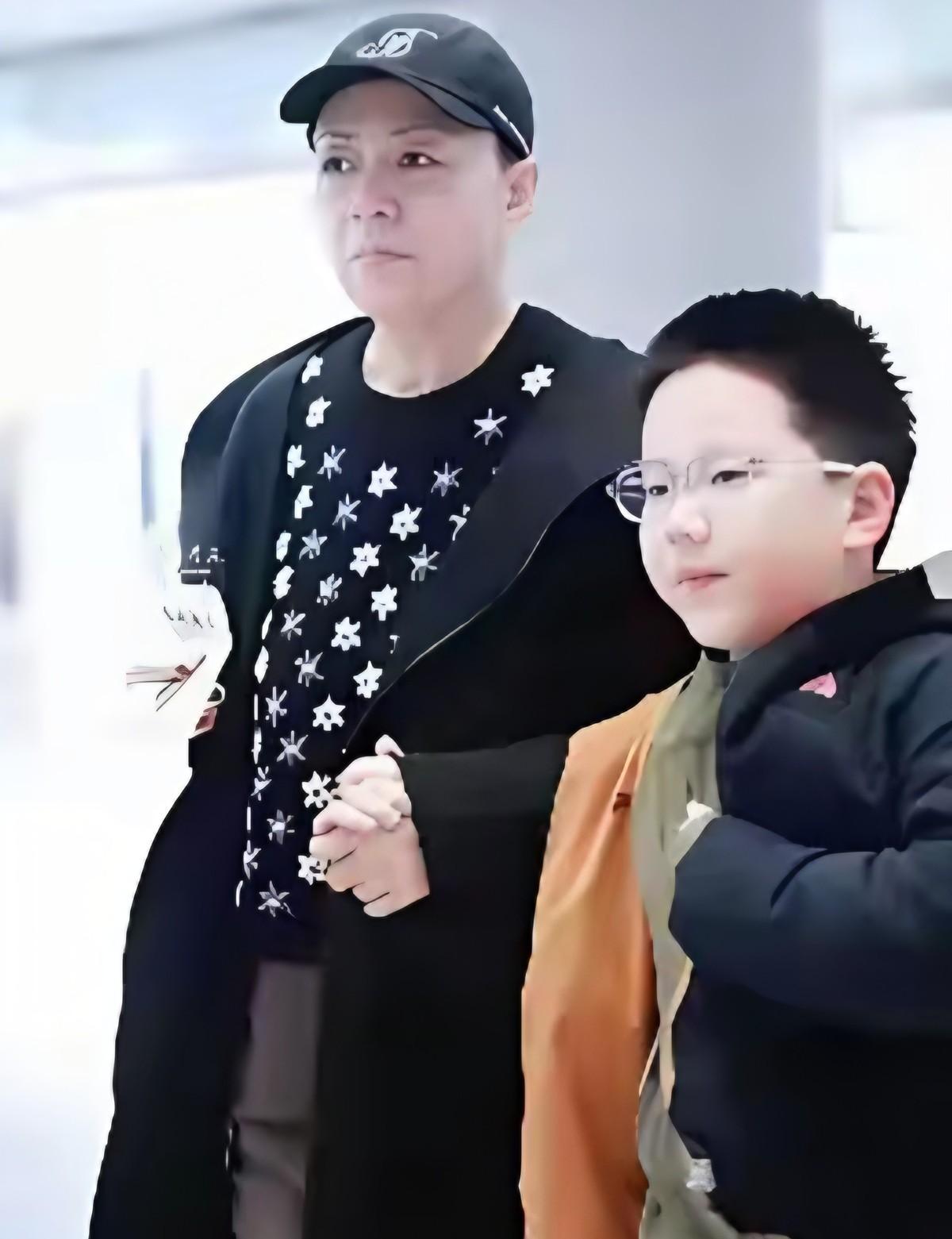 宋丹丹的两个孙子都姓宋，这事一出，评论区直接吵翻了。有人拍手叫好，说替她出气了