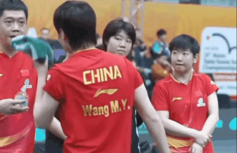 笑死我了！邱贻可指导王曼昱，孙颖莎坐不住了！今天王曼昱和金娜英的比赛中，鳗