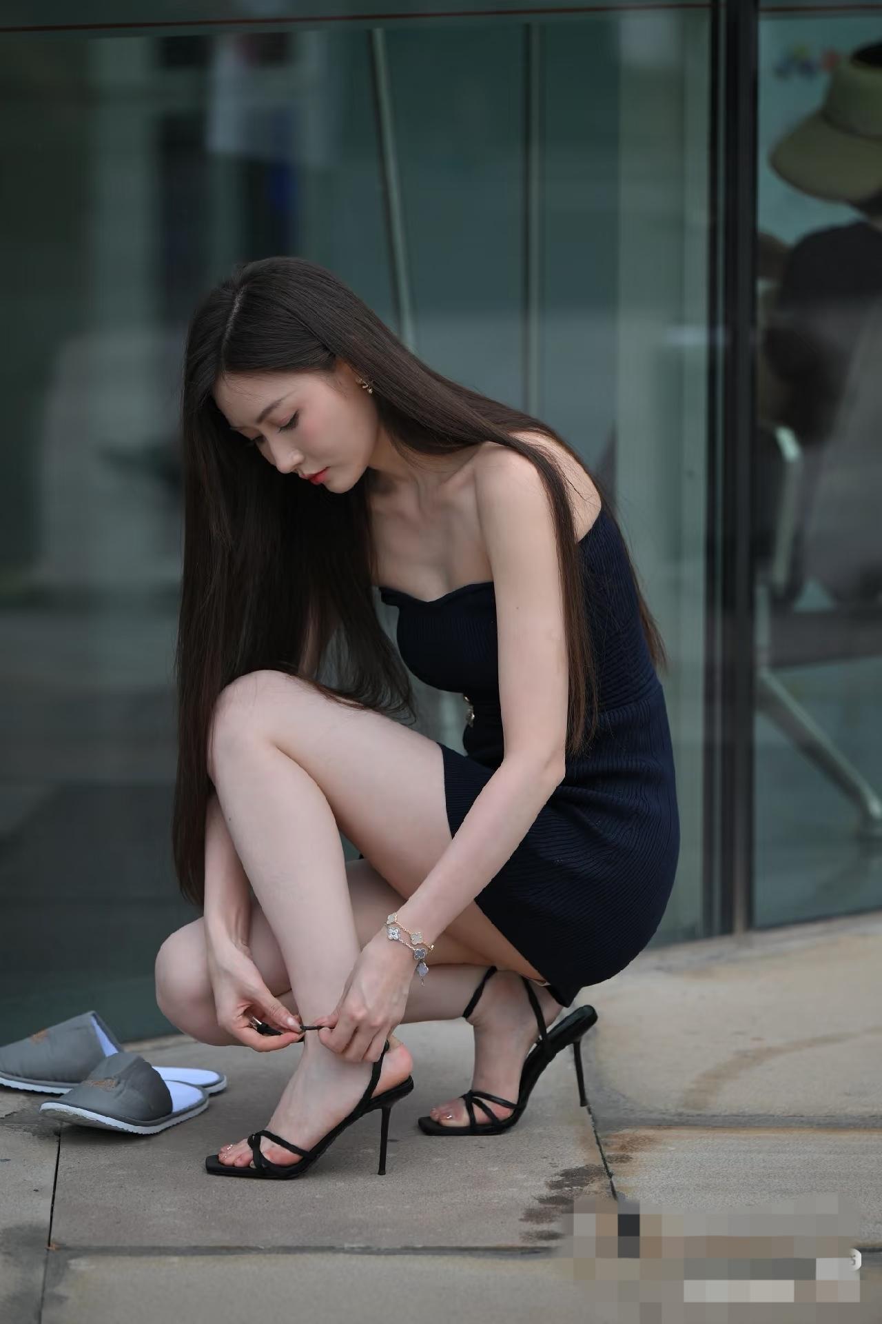 人家在换鞋，你拍什么照……