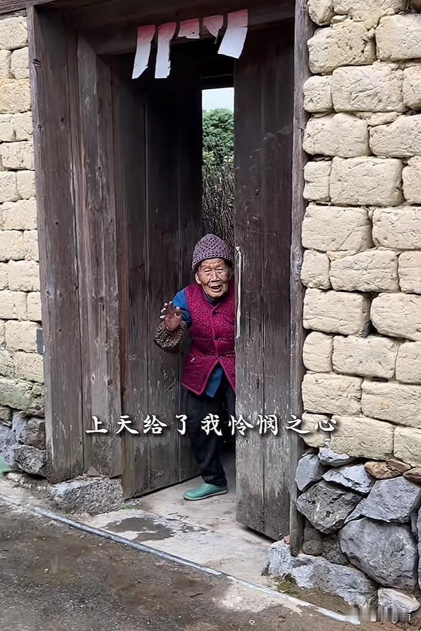 广西柳州，女生下乡收土货，在她走过一座有点破旧的土砖房子前，她看到一位老奶奶坐在