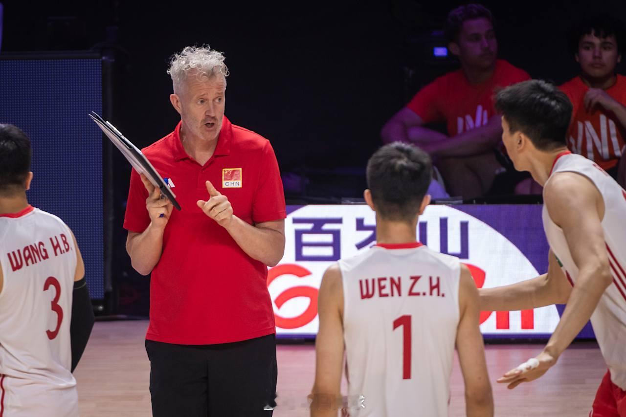 中国男排2比3美国男排赛后，中国男排主教练海宁在接受场边采访时，对输球感到不满