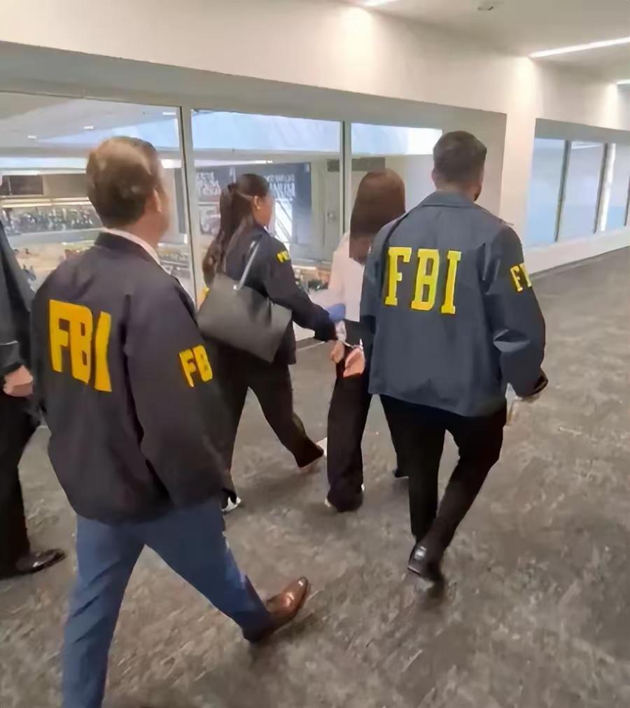 赖清德儿子在美国被监视当地时间10月4日，FBI在洛杉矶国际机场逮捕了准备出境