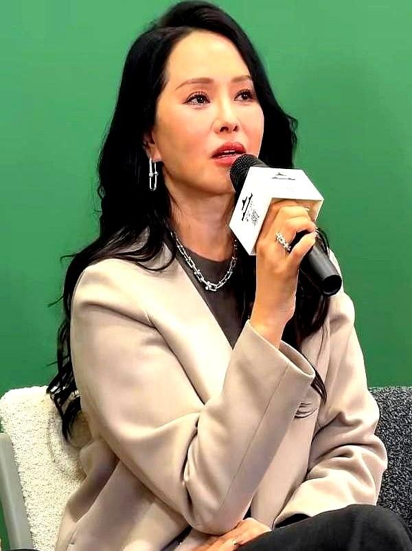 医美能抚平皱纹，却填不亮眼神。去年9月，57岁伊能静的生图一下子火了，相关微