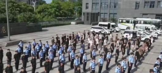 8200多人一夜落网！这哪是抓罪犯，这是把藏在地下的雷一锅端了！ 8月10号