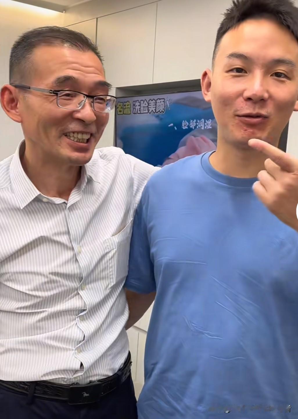 今天，谢浩男的爸爸上传了一段带着谢浩男去理发的视频。视频中，父子二人一路笑声不断
