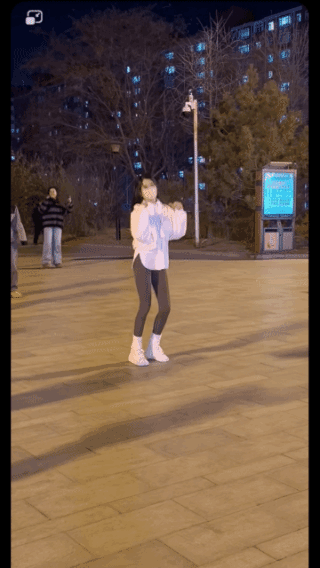 谁看了不喜欢？谁看了不动心？像极了小精灵，一蹦一跳，好像在敲打每个观众的