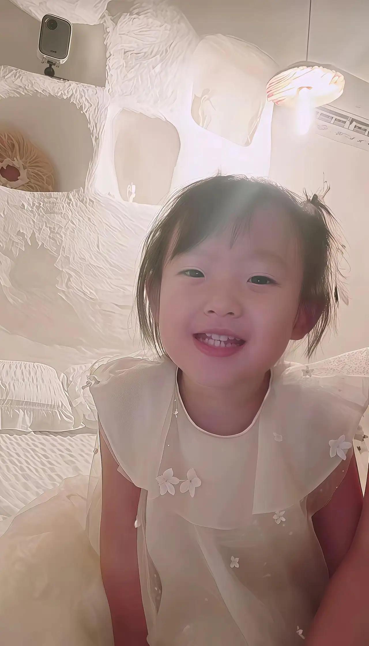 闪闪这小家伙太可爱啦！可有个性了，她不想去穿那个重重大皮鞋，大裙子走时装。直接