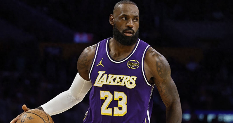 据ESPN名记DaveMcMenamin报道，湖人球星勒布朗-詹姆斯因左脚伤势