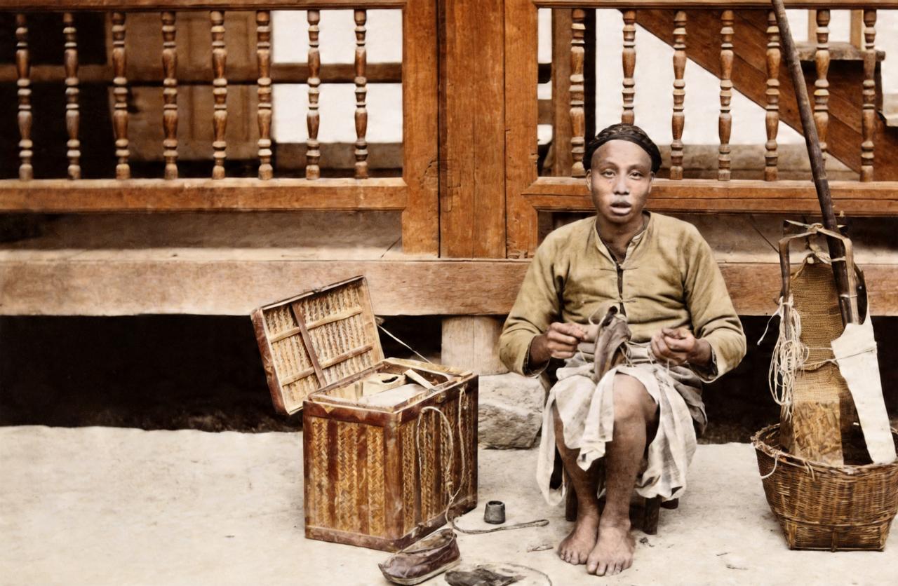 晚清鞋匠在中国是一个非常重要的人物。不过，他们只做男鞋。女性穿的则是小巧的缎面