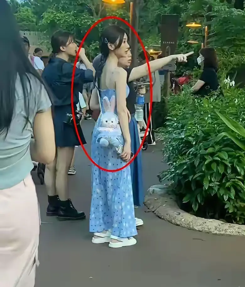 毛晓彤这生图啥水平？颜值超高，状态绝佳​，就是除了身高有点尴尬