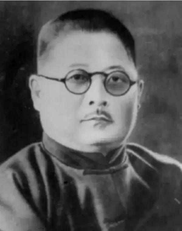 1934年，吉鸿昌牺牲后，他的妻子竟然疯了，她吃垃圾，睡大街，监视的特务们一头